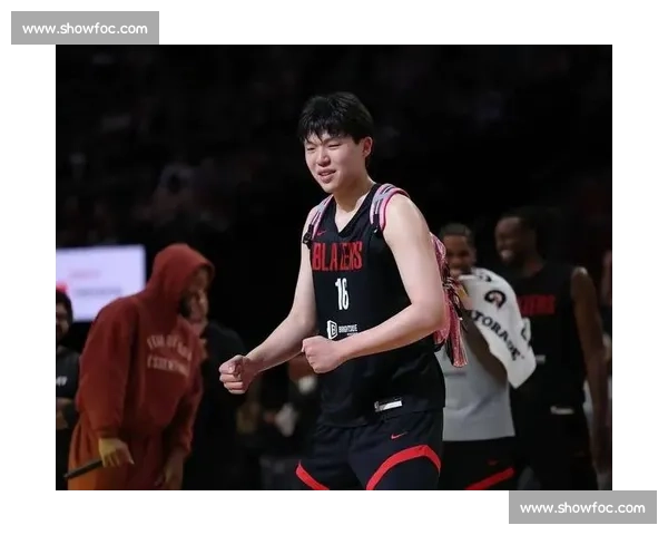 杨瀚森的开拓者更衣室初体验：暴扣背后的摩达中心秘密